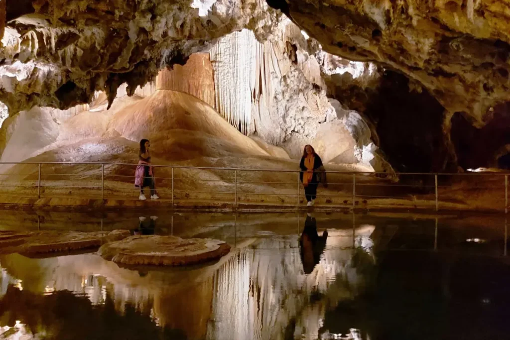 Still water mirroring the cave roof in the Gruta de las Maravillas