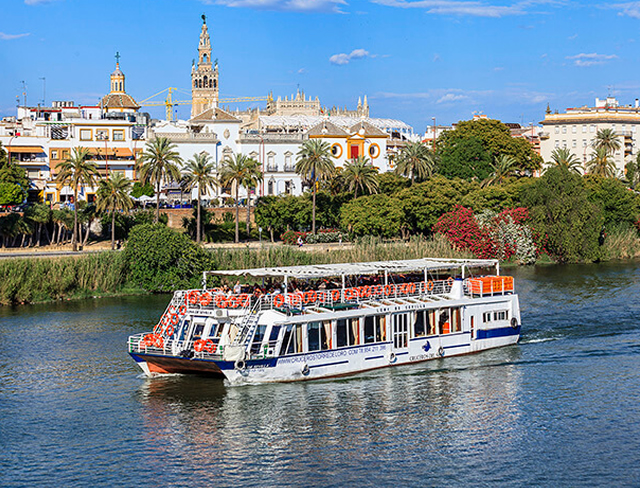A sightseeing boat on the Guadalquivir with the Giralda behind it